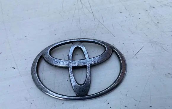 Toyota Avensis T220 Manufacturers badge/model letters 56624