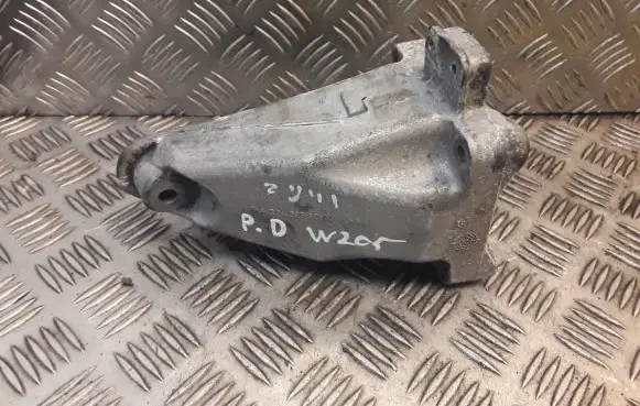 Engine mounting bracket