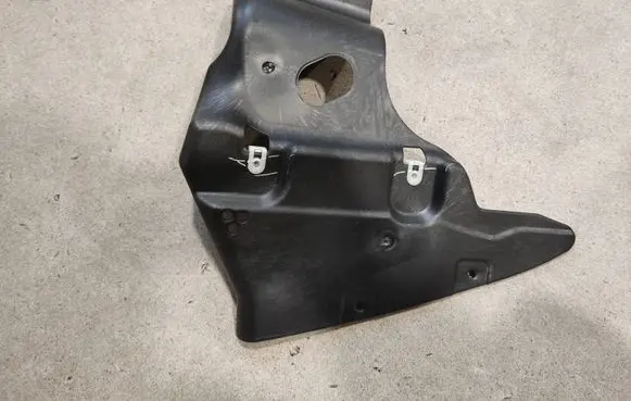 Center/middle under tray cover