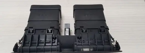Volvo V50 Dash center air vent grill Y01145 30739296