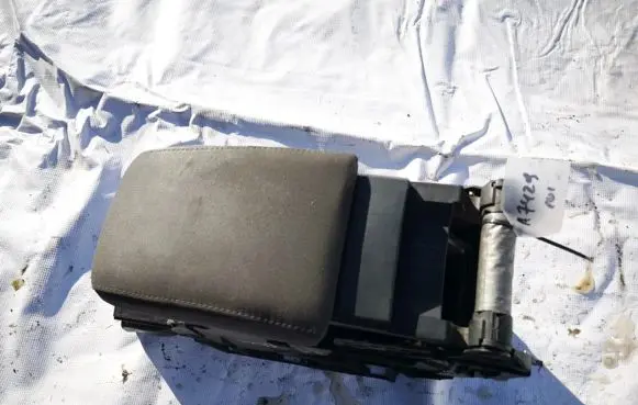 Volkswagen Golf V Armrest 1k5864251b
