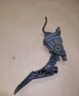 Accelerator throttle pedal