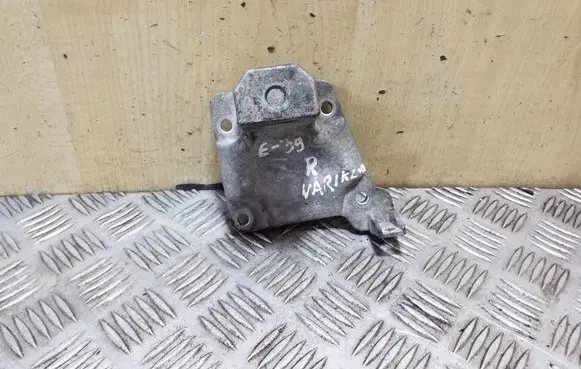 BMW 5 E39 Engine mounting bracket 6751226
