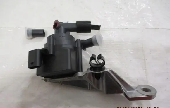 Peugeot 2008 I Water pump 9814099080