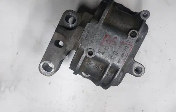 Volkswagen PASSAT B6 Engine mount bracket 1K0199262
