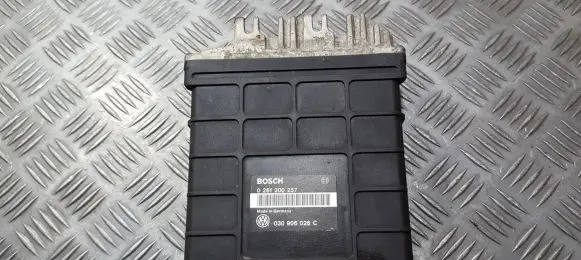 Volkswagen Golf III Engine control unit/module 0261200257 030906026c