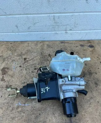 Mercedes-Benz E W211 Master brake cylinder A0004300312