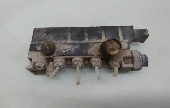 Mercedes-Benz S W220 Air suspension valve block A2203200258