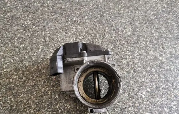 Volkswagen Caddy Throttle valve 03G128063A