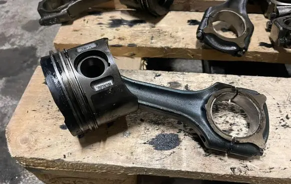 Mercedes-Benz Sprinter W906 Piston with connecting rod