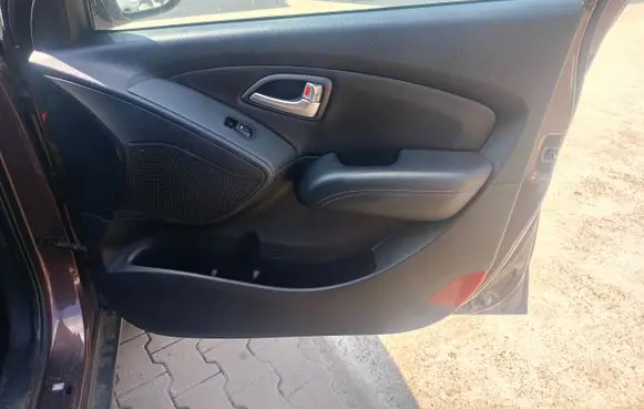 Hyundai ix35 Front door card panel trim