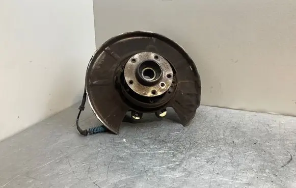 BMW 5 E60 E61 Rear wheel hub 7052112