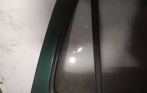 Rear vent window glass