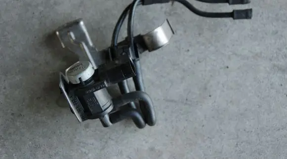 Volkswagen Tiguan Turbo solenoid valve 1K0906283A