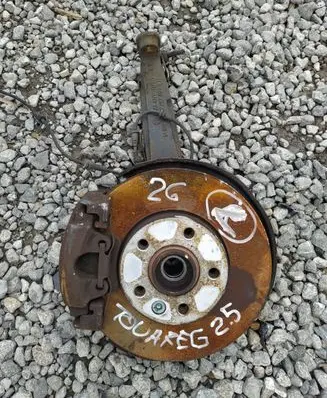 Volkswagen Touareg I Front wheel hub spindle knuckle 7L6407257A