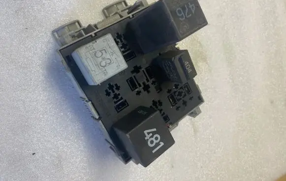 Volkswagen Touareg I Relay mounting block 7L0937503A