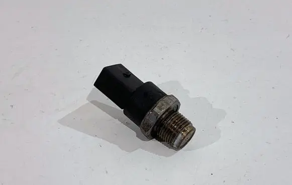 Mercedes-Benz C W203 Fuel pressure sensor 0281002504