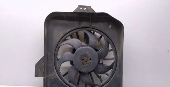 Radiator cooling fan shroud