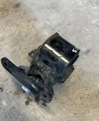 Toyota Avensis T220 Engine mount bracket