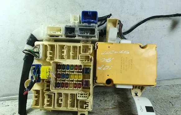 Lexus IS 200-300 Fuse box set 8922153100 2440000400 8266653010