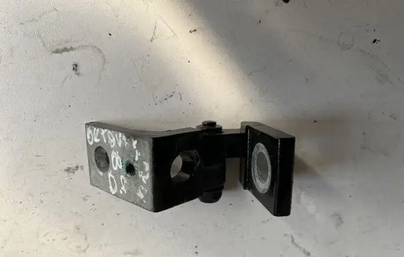 Skoda Octavia Mk2 (1Z) Front door upper hinge 6Y0833402C