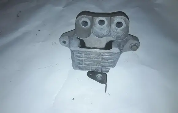 Engine mount bracket