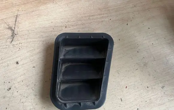 Hyundai i30 Quarter panel pressure vent 975102F200