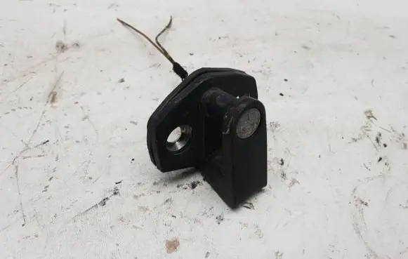 BMW 3 E36 Front door lock loop/hook striker 8105511