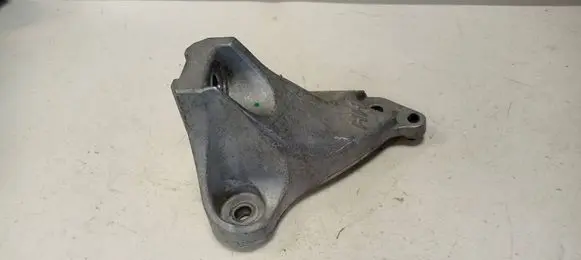 Gearbox mounting bracket