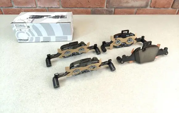 BMW 5 G30 G31 G38 Brake pads (front) 6883470 6875397