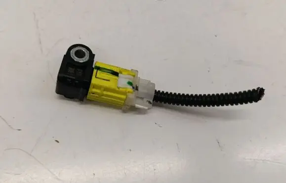 Mitsubishi L200 Airbag deployment crash/impact sensor 8651A245