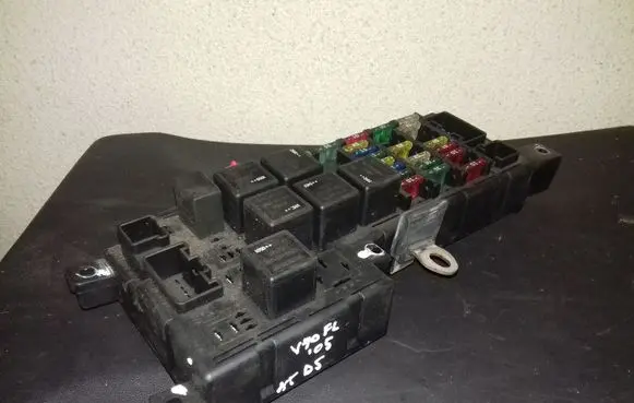Volvo V70 Fuse module 518828108 30728008