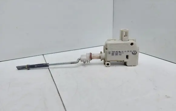Volkswagen PASSAT B5 Central locking motor 3B0959782