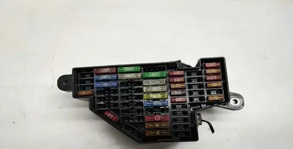 Volkswagen Golf V Fuse module 043746907800