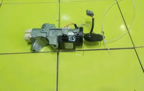 Nissan Juke I F15 Ignition lock 