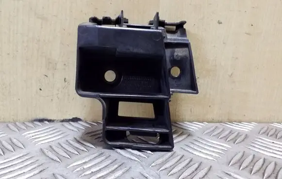 Rear bumper mounting bracket