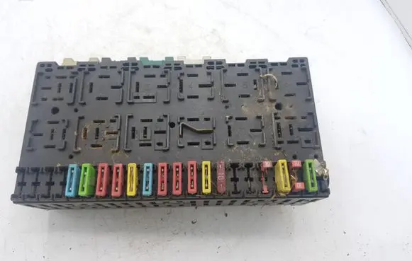 Volkswagen Golf III Fuse module 357937039