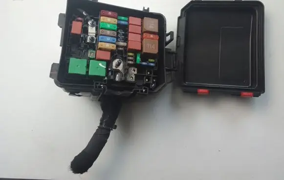 Peugeot 2008 II Fuse module 9824510780