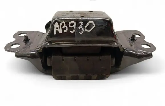 Volkswagen Tiguan Engine mount bracket 5QA199555G
