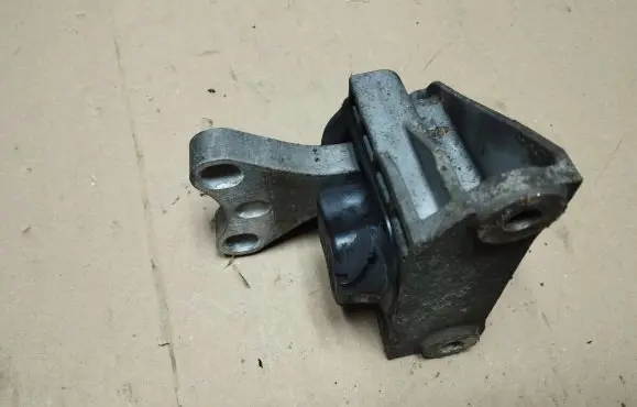 Honda Civic Engine mount bracket