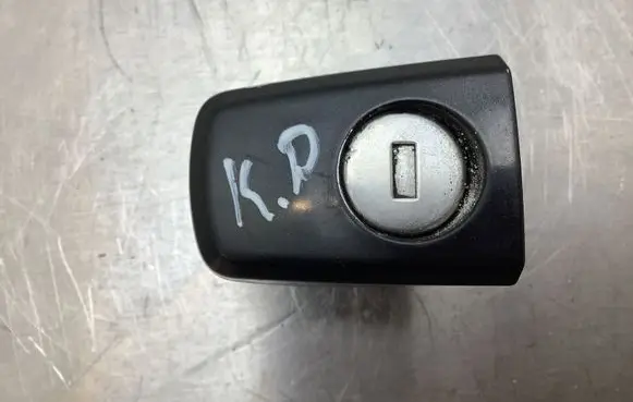 Opel Zafira B Front door lock (next to the handle) 