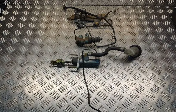 Toyota Avensis T220 Clutch master cylinder AISIN