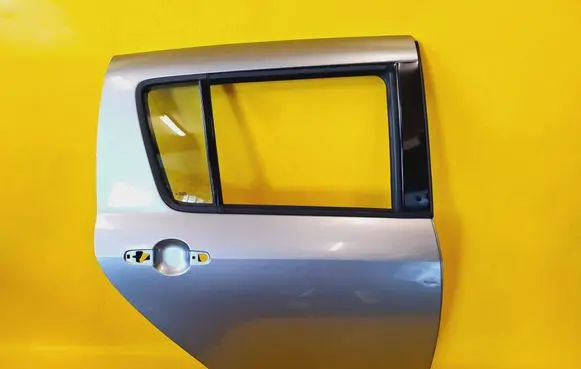 Suzuki Swift I Rear door
