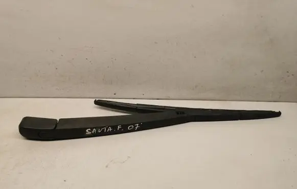 Rear wiper blade arm