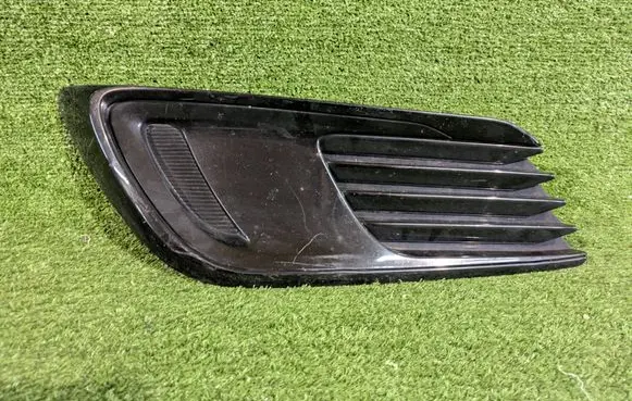 Toyota Auris E180 Front fog light trim/grill 