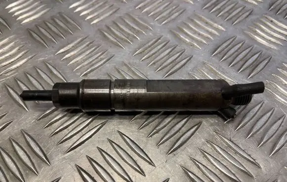 Volkswagen Golf IV Fuel injector 028130201G