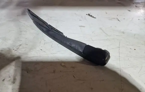 Rear wiper blade arm