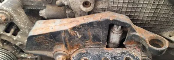 Engine mounting bracket