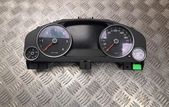 Volkswagen Touareg II Speedometer (instrument cluster) 7P6920883L