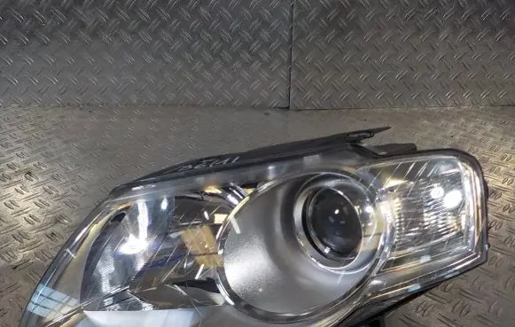 Volkswagen PASSAT B6 Headlight/headlamp